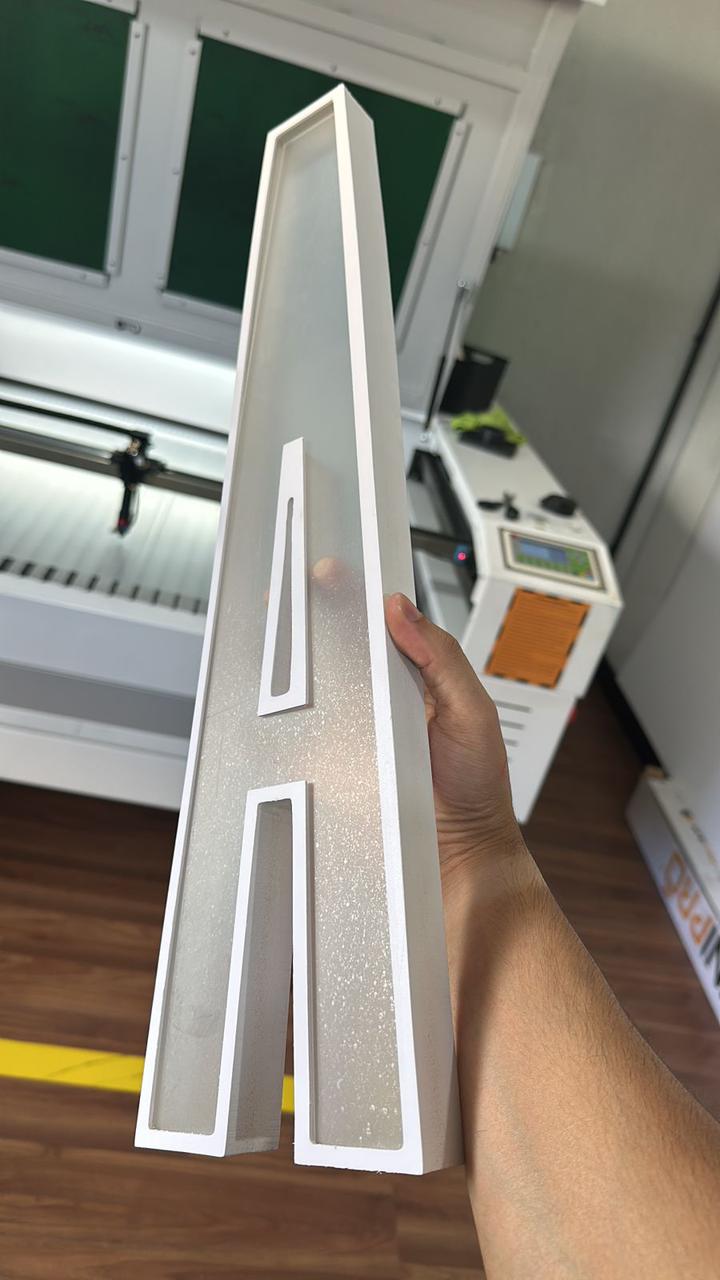Letra A de letra caixa em produção no nosso laser, antes da pintura final