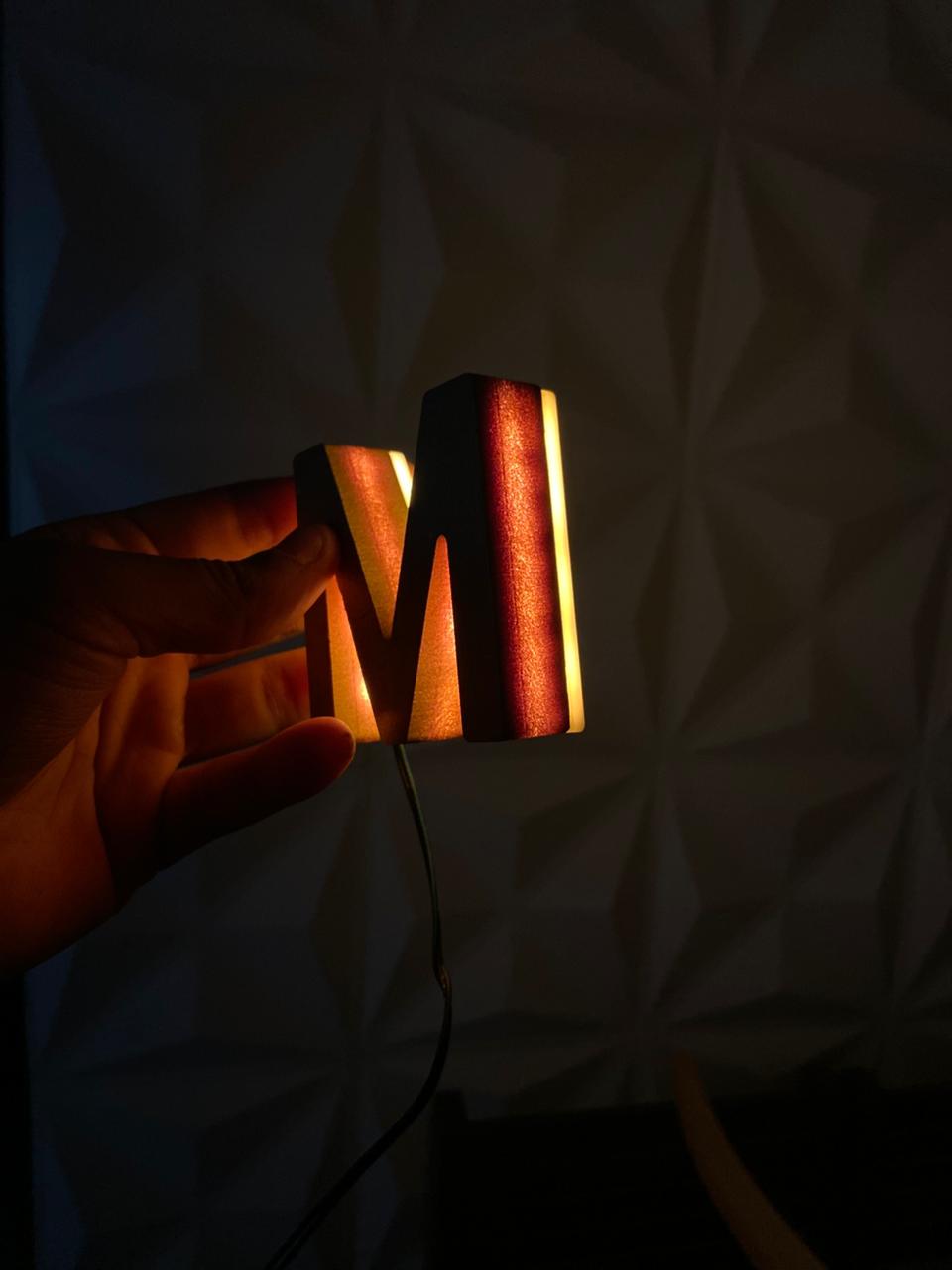 Protótipo de letra caixa M iluminada em LED âmbar