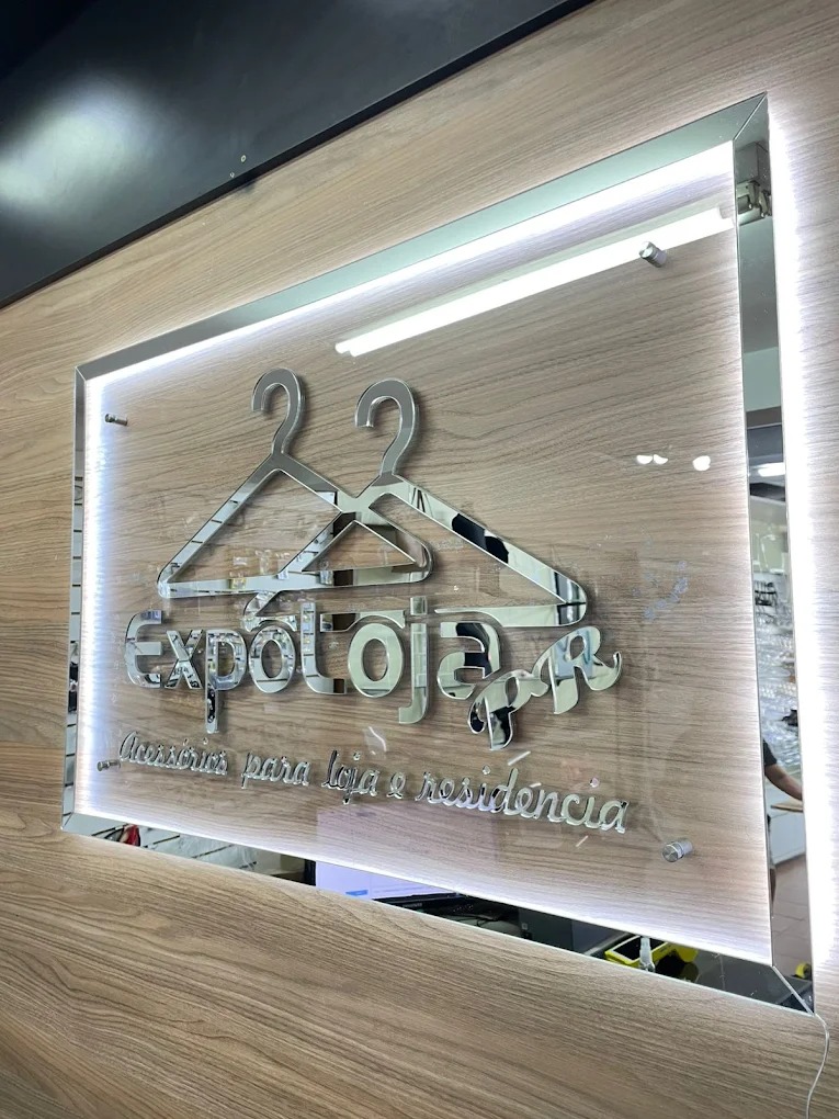Placa em acrílico com letras espelhadas e iluminação LED para Expoloja